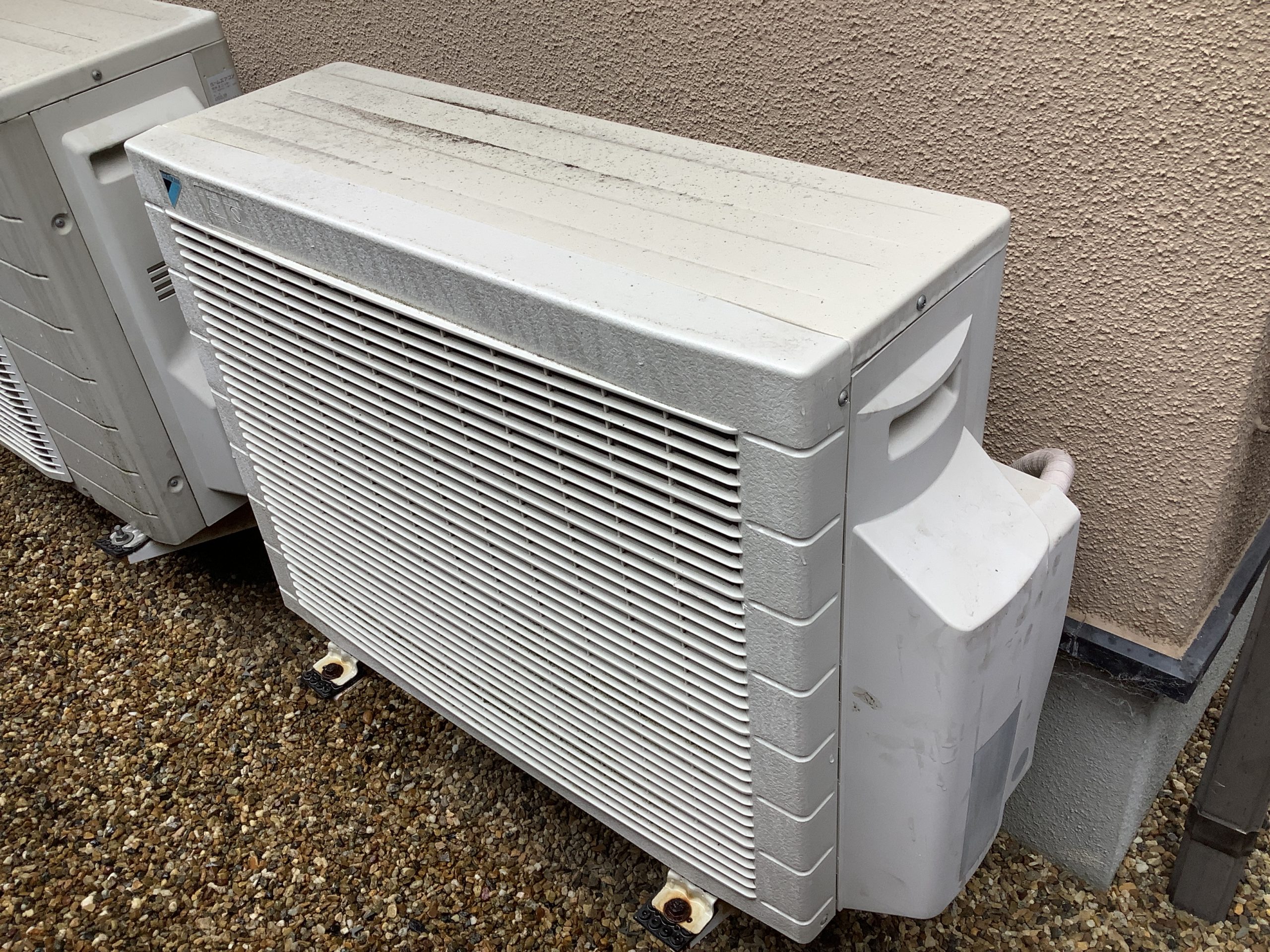 ダイキンのマルチエアコン、室内機P22HVTーw2台、室外機  