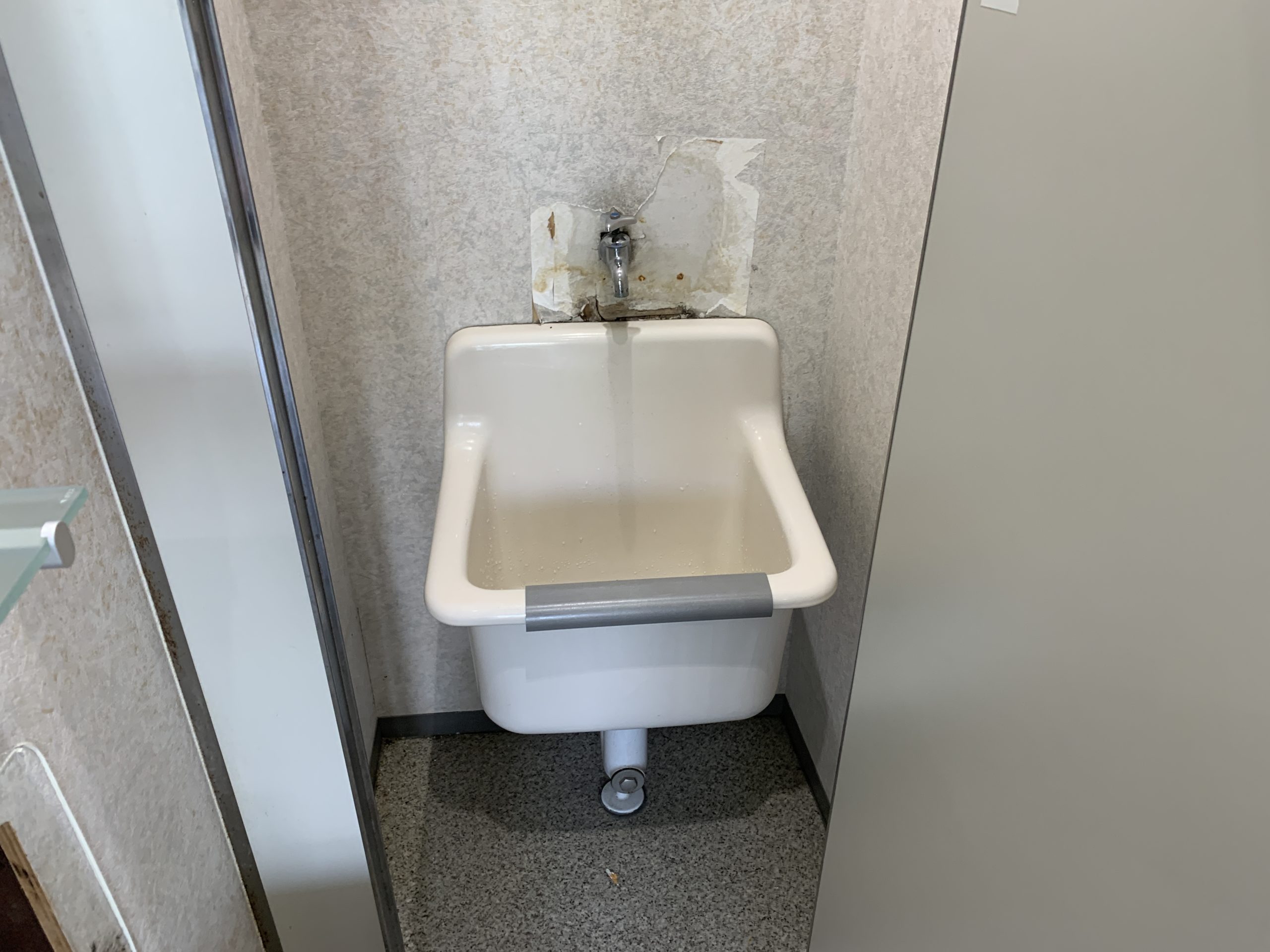 業務用】スポーツ施設様 掃除用流しを手洗い器に更新 - 大阪の設備工事 