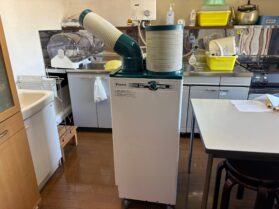 枚方市で設置したスポットエアコン。ダイキン製SUASSP1HSでキャスター付きの為、設置場所を固定せず自由自在に設置可能。