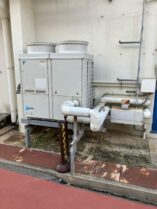 門真市で実施した冷水設備移設工事のチラーユニット移設前写真