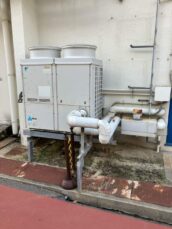 門真市で実施した冷水設備移設工事のチラーユニット移設前写真