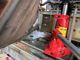 豊中市薬局様油圧ジャッキを使用した防振ゴム交換作業中写真