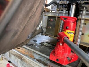 豊中市薬局様油圧ジャッキを使用した防振ゴム交換作業中写真