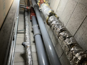 大阪府施設ビル様で施工したシャフト内の汚水立配管（塩ビ管）交換後の写真