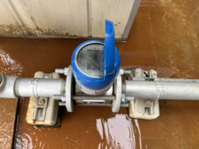 大阪市内で冷却塔排水用水道メーター取替工事。メーカーは愛知時計。