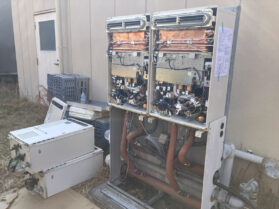 結婚式場様 ノーリツ製給湯器二台交換　給湯器交換作業中の写真