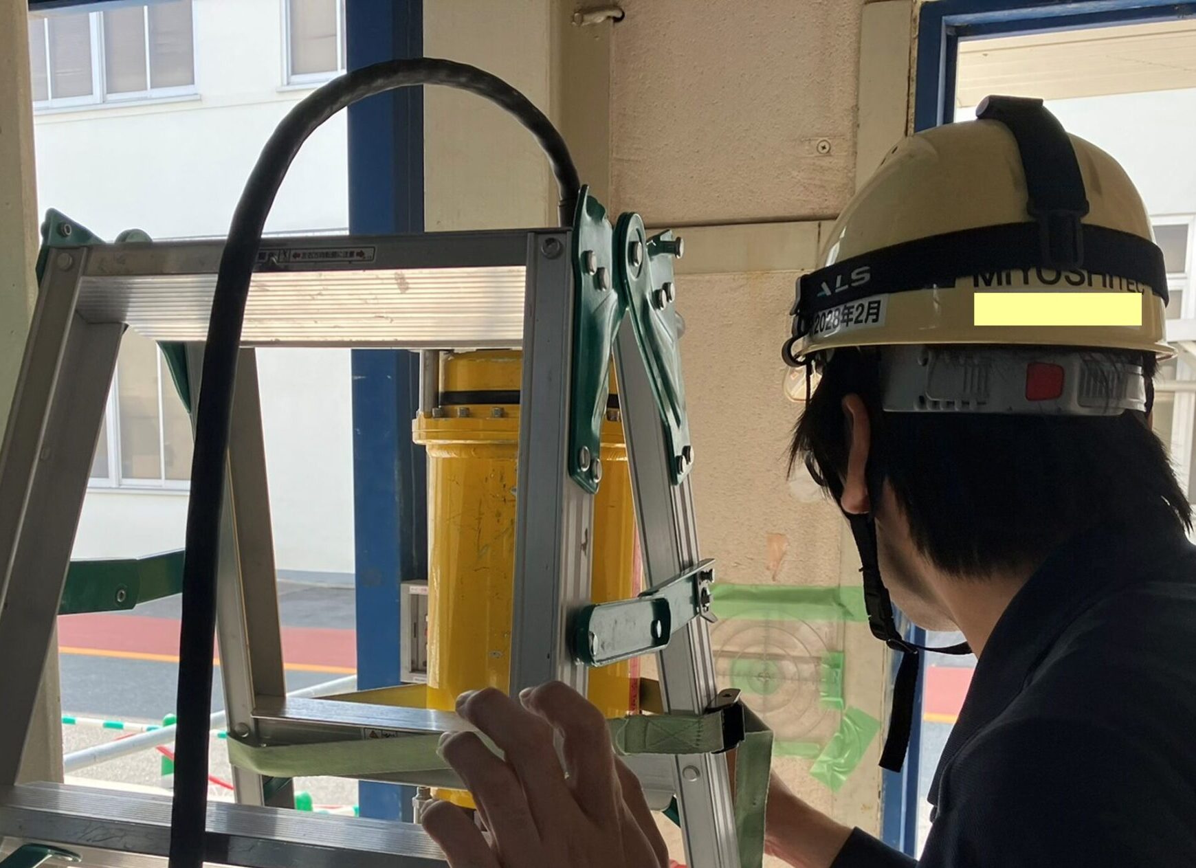 レーザーを照射して位置を合わせる。