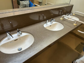 大阪府吹田市の大学様にてトイレ水石けん入れ取替工事。施工後の写真。