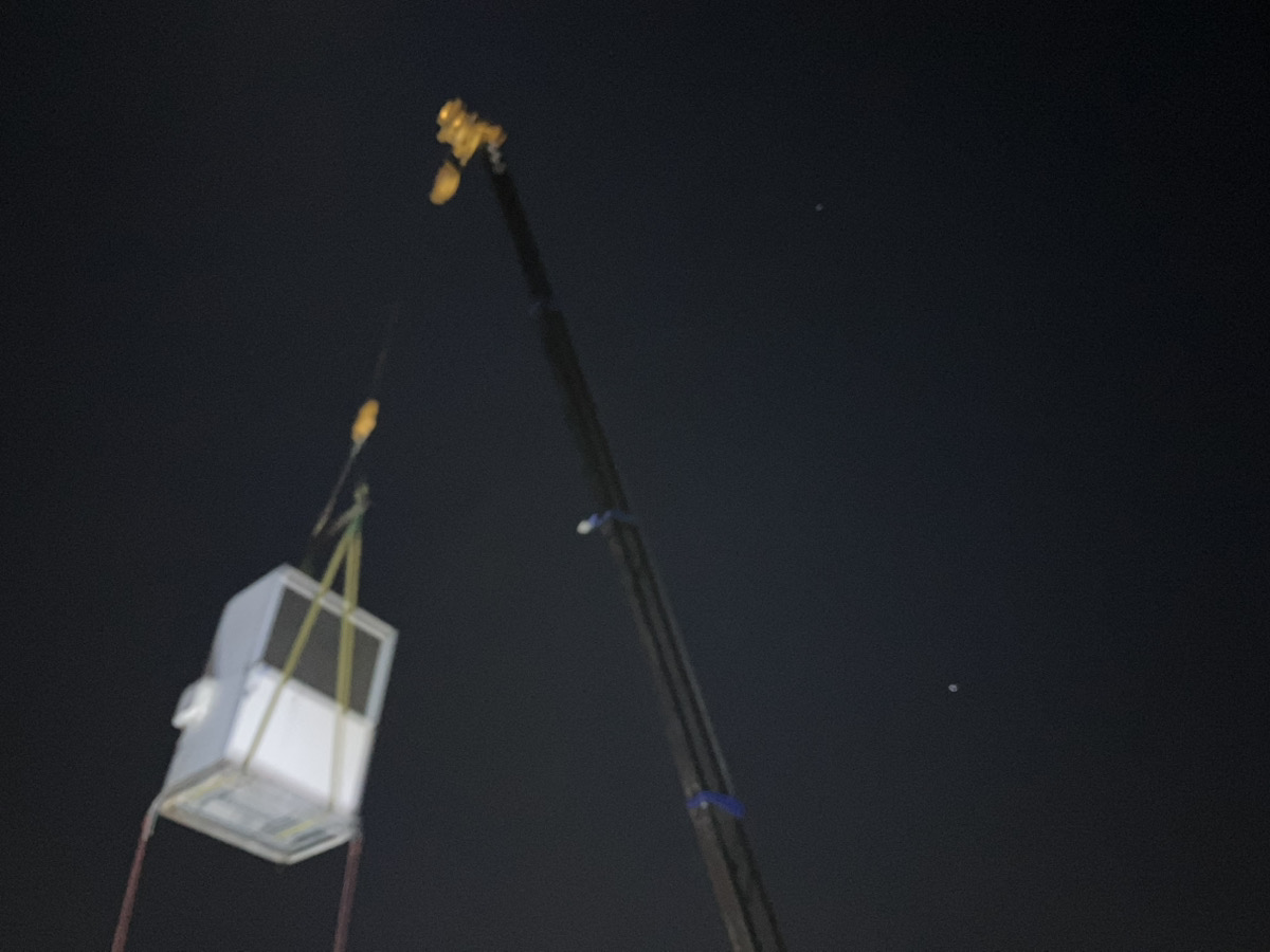 新設　室外機搬入