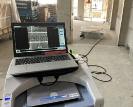 門真市内の施設様にて、電気配管増設に伴い実施したＸ線内部調査。撮り終えたら専用の読み取り機にセットしPCの画面で確認します。 約1分程で画像の確認ができます。