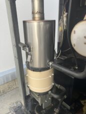 茨木市食品会社様　排気マフラー交換作業の排気マフラー取り付け後の写真