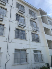 枚方市団地様 空調室外機用キャッチャーとドレン配管設置後の写真