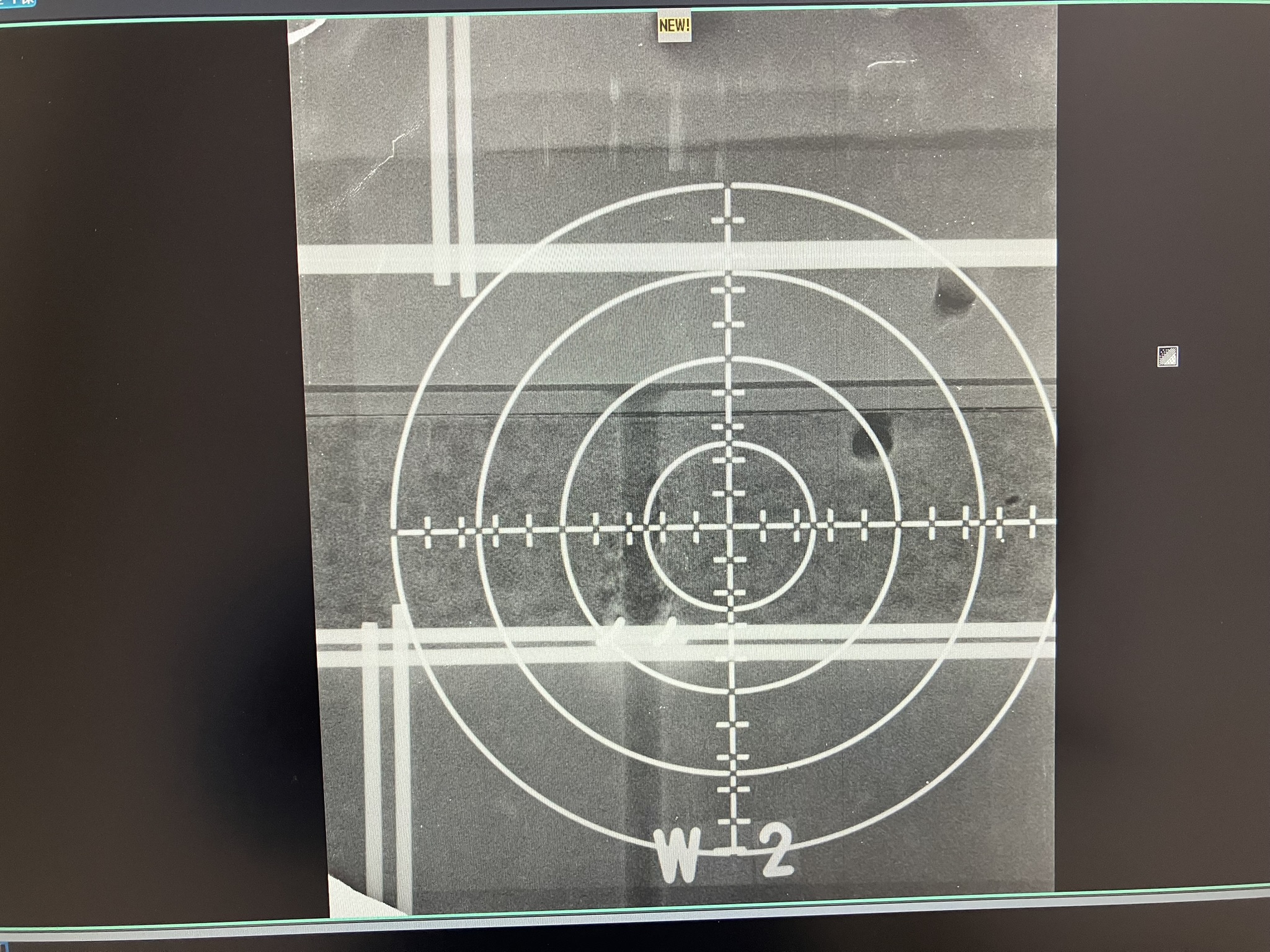 白い太線が鉄筋を示しており、その位置を避けて穿孔することが可能。