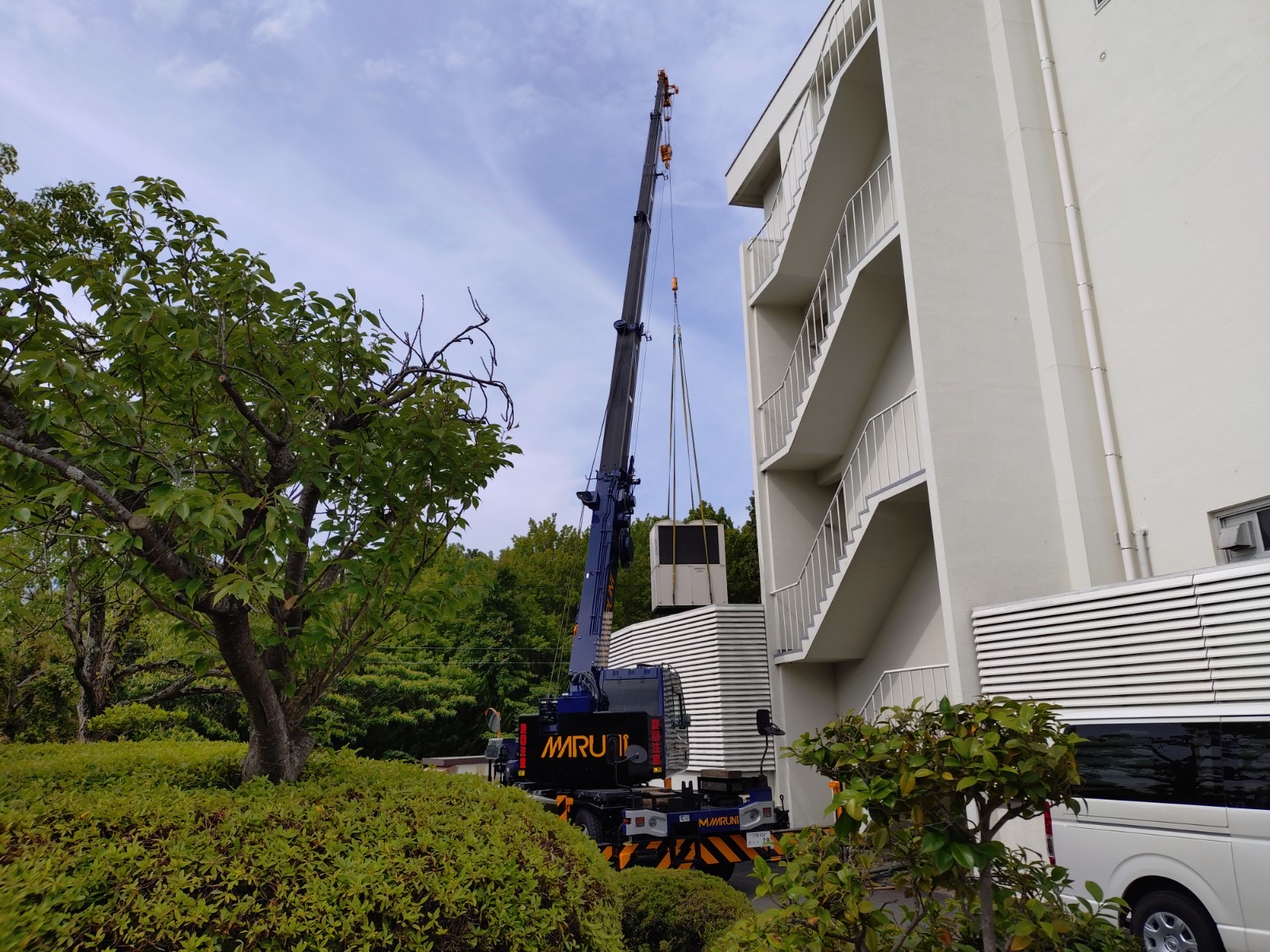 室外機搬入レッカー作業中