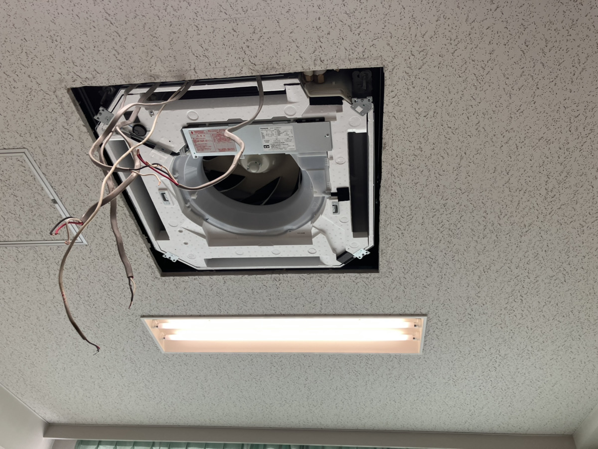 室内機取外し作業中
